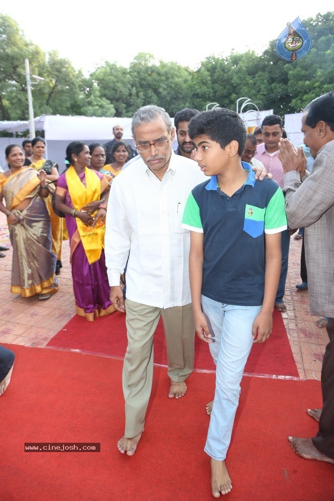 Nandamuri Family at NTR Ghat - 39 / 131 photos