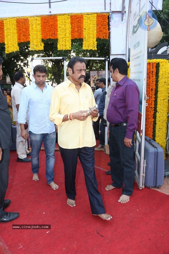 Nandamuri Family at NTR Ghat - 60 / 131 photos