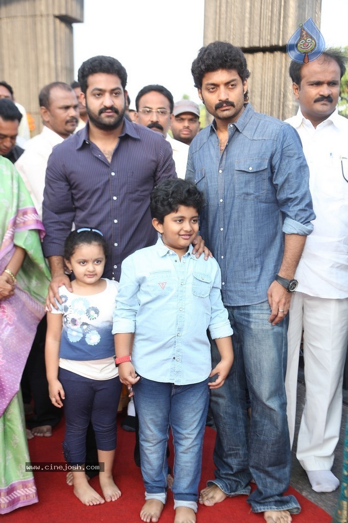 Nandamuri Family at NTR Ghat - 61 / 131 photos