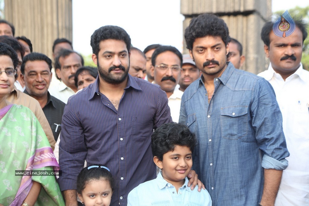 Nandamuri Family at NTR Ghat - 73 / 131 photos