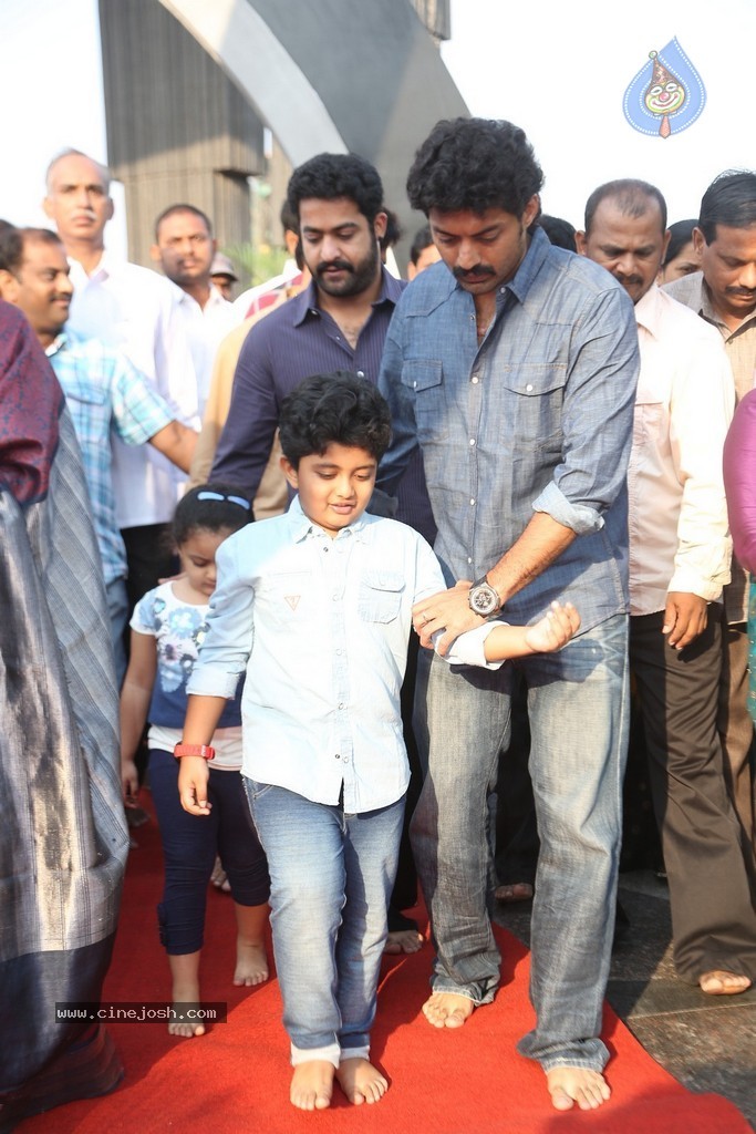 Nandamuri Family at NTR Ghat - 85 / 131 photos