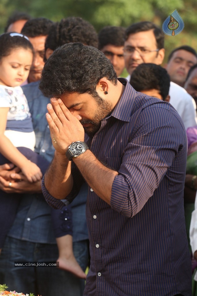 Nandamuri Family at NTR Ghat - 91 / 131 photos