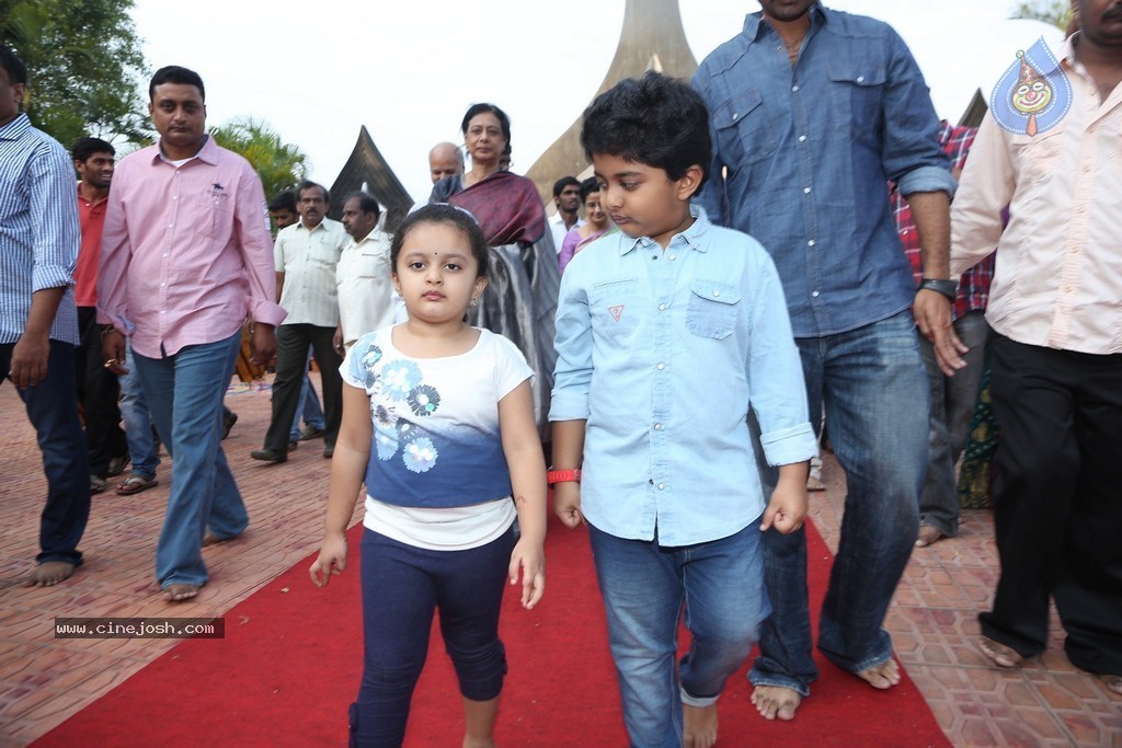 Nandamuri Family at NTR Ghat - 101 / 131 photos