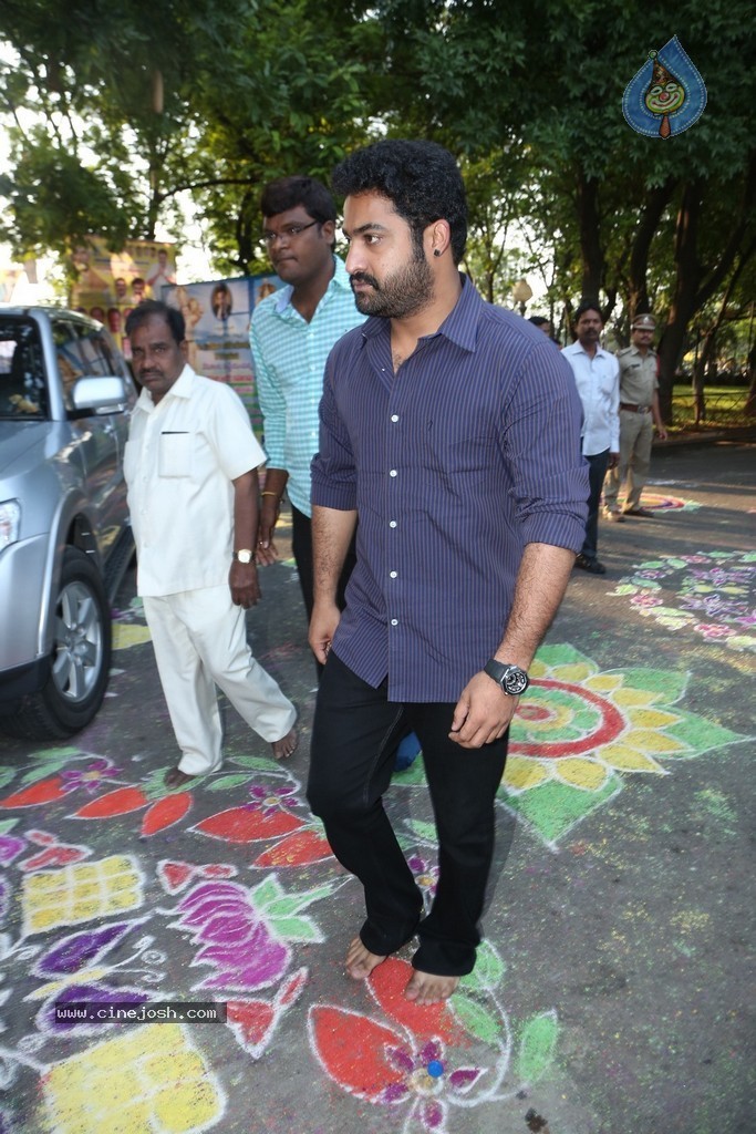 Nandamuri Family at NTR Ghat - 102 / 131 photos