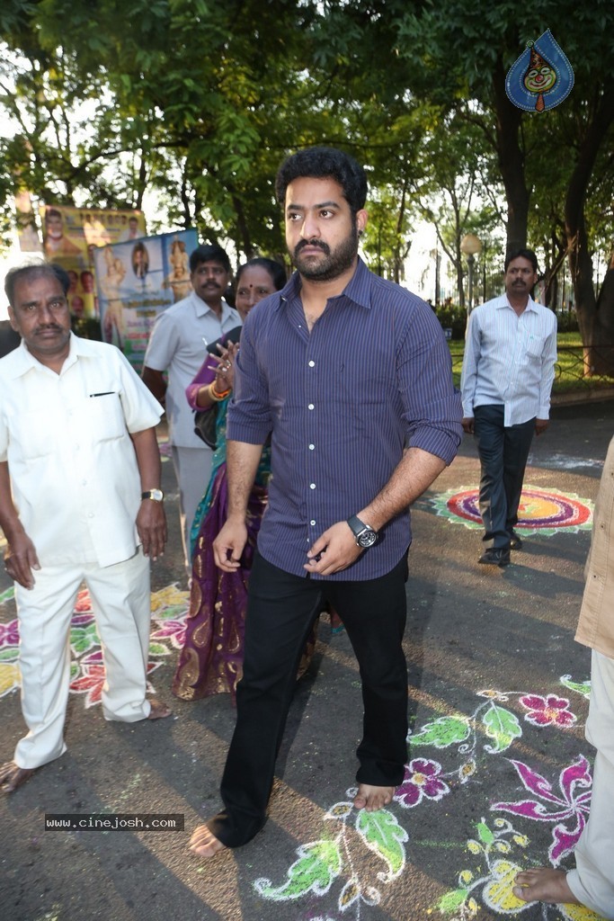 Nandamuri Family at NTR Ghat - 103 / 131 photos