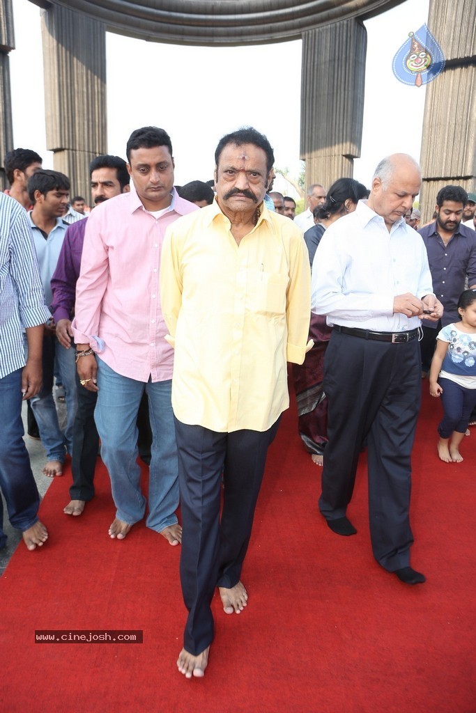 Nandamuri Family at NTR Ghat - 104 / 131 photos