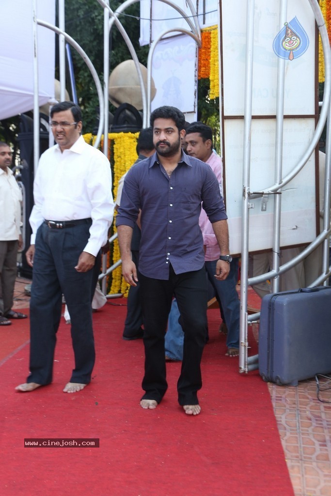 Nandamuri Family at NTR Ghat - 108 / 131 photos