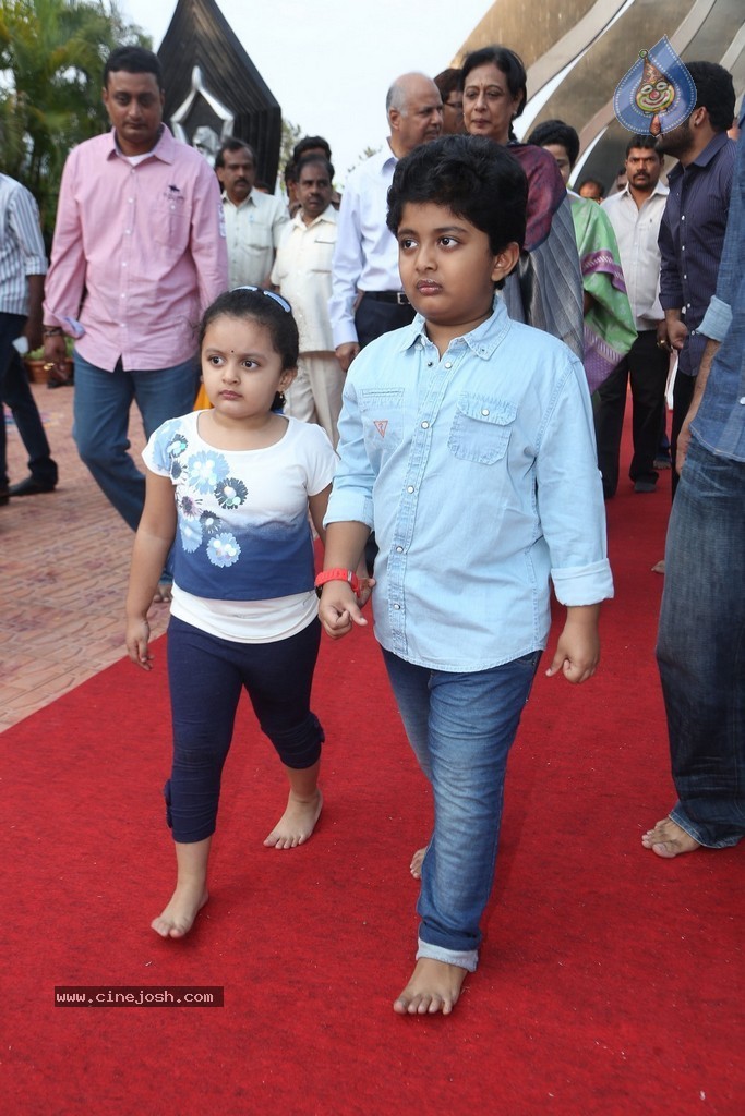 Nandamuri Family at NTR Ghat - 112 / 131 photos