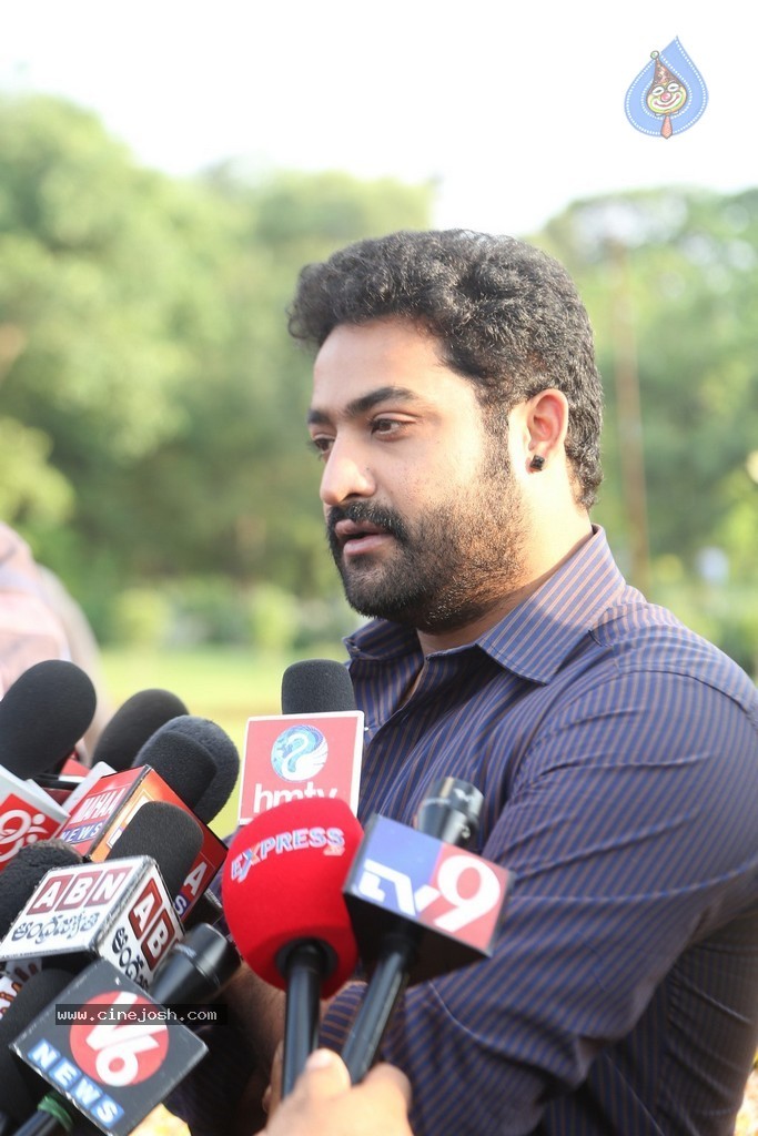 Nandamuri Family at NTR Ghat - 114 / 131 photos