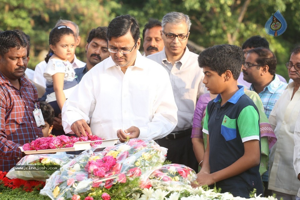 Nandamuri Family at NTR Ghat - 117 / 131 photos