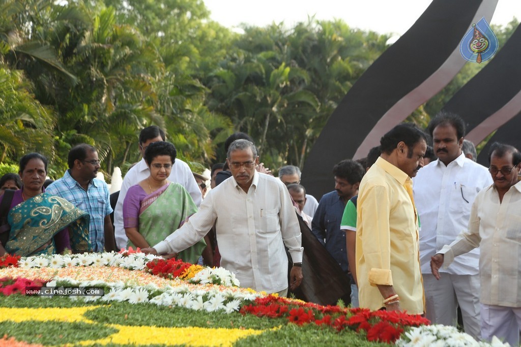 Nandamuri Family at NTR Ghat - 121 / 131 photos