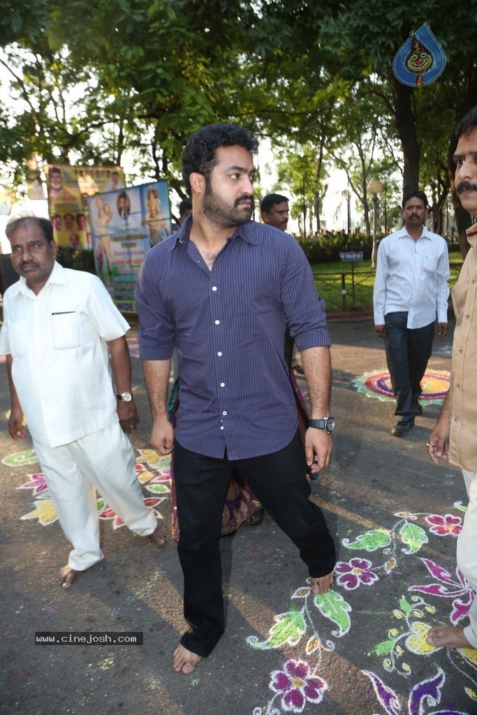 Nandamuri Family at NTR Ghat - 122 / 131 photos