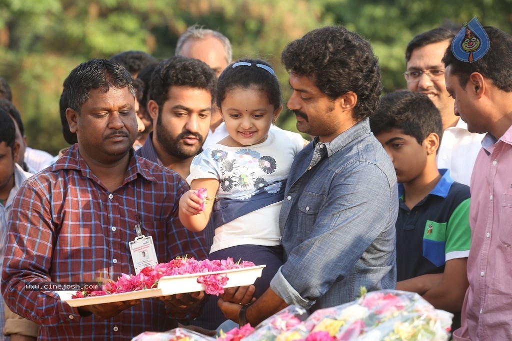 Nandamuri Family at NTR Ghat - 123 / 131 photos