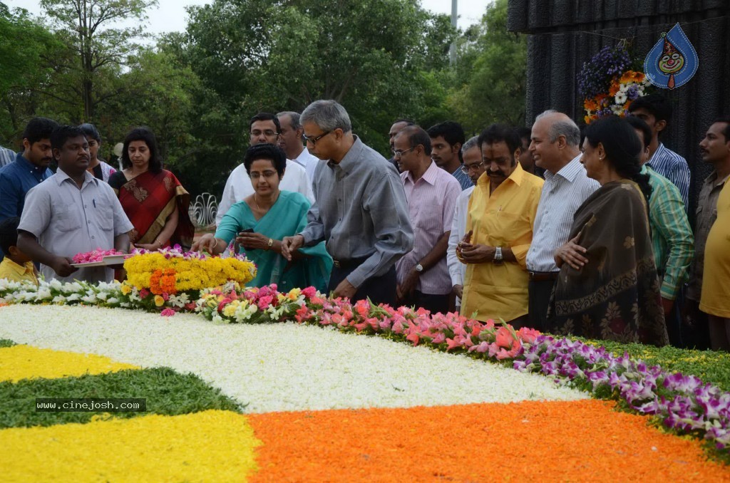 Nandamuri Family at NTR Ghat - 108 / 141 photos