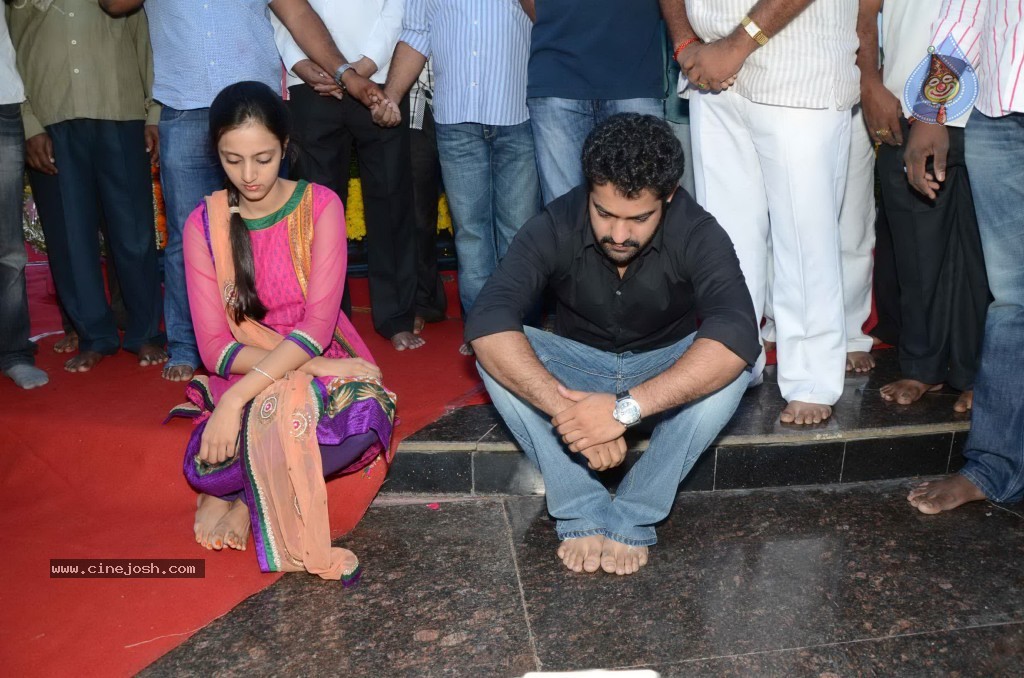 Nandamuri Family at NTR Ghat - 117 / 141 photos