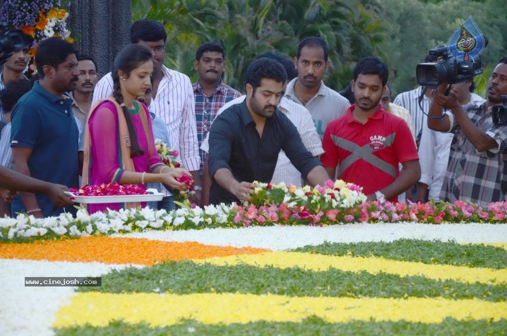 Nandamuri Family at NTR Ghat - 118 / 141 photos