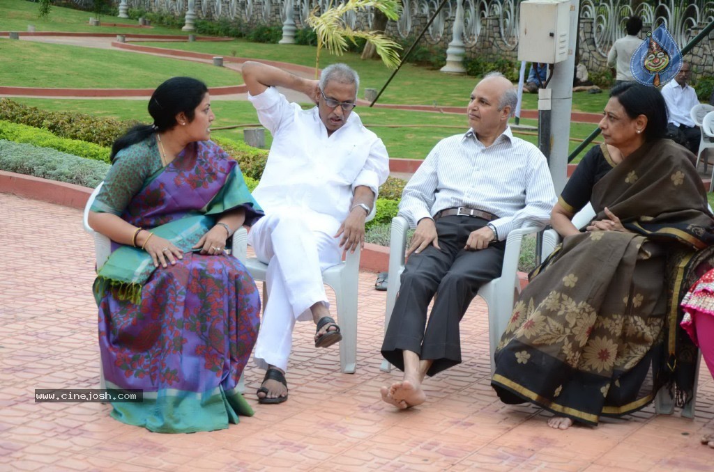 Nandamuri Family at NTR Ghat - 120 / 141 photos