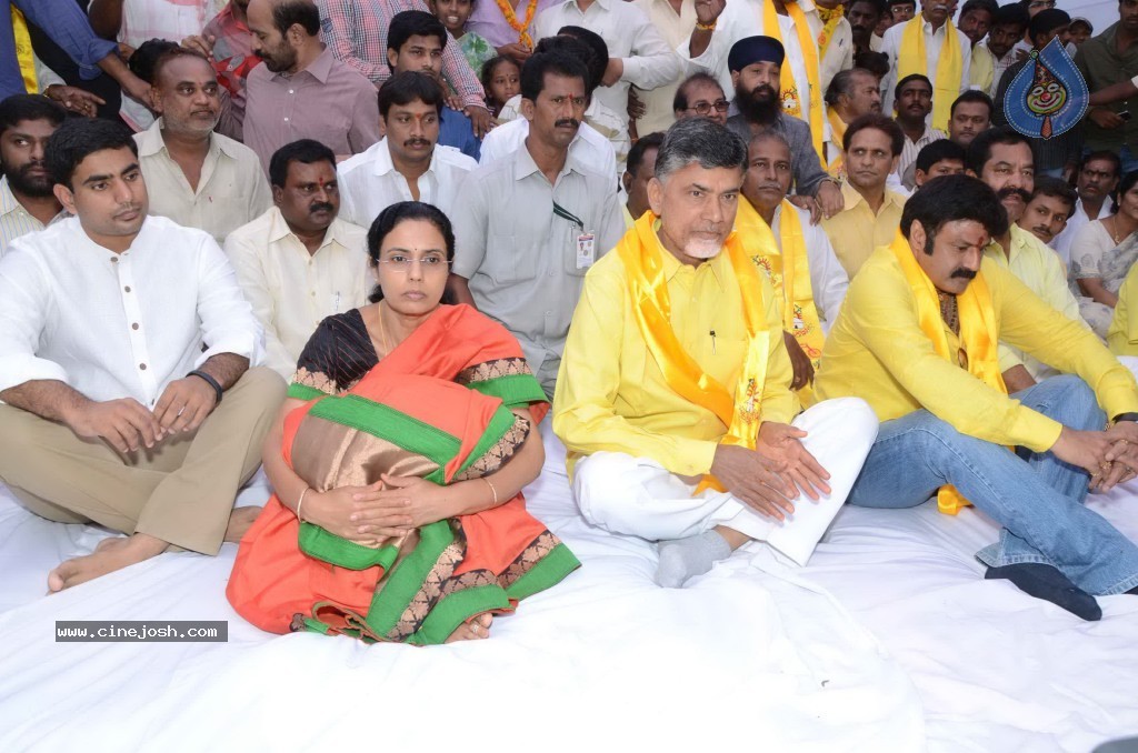 Nandamuri Family at NTR Ghat - 121 / 141 photos