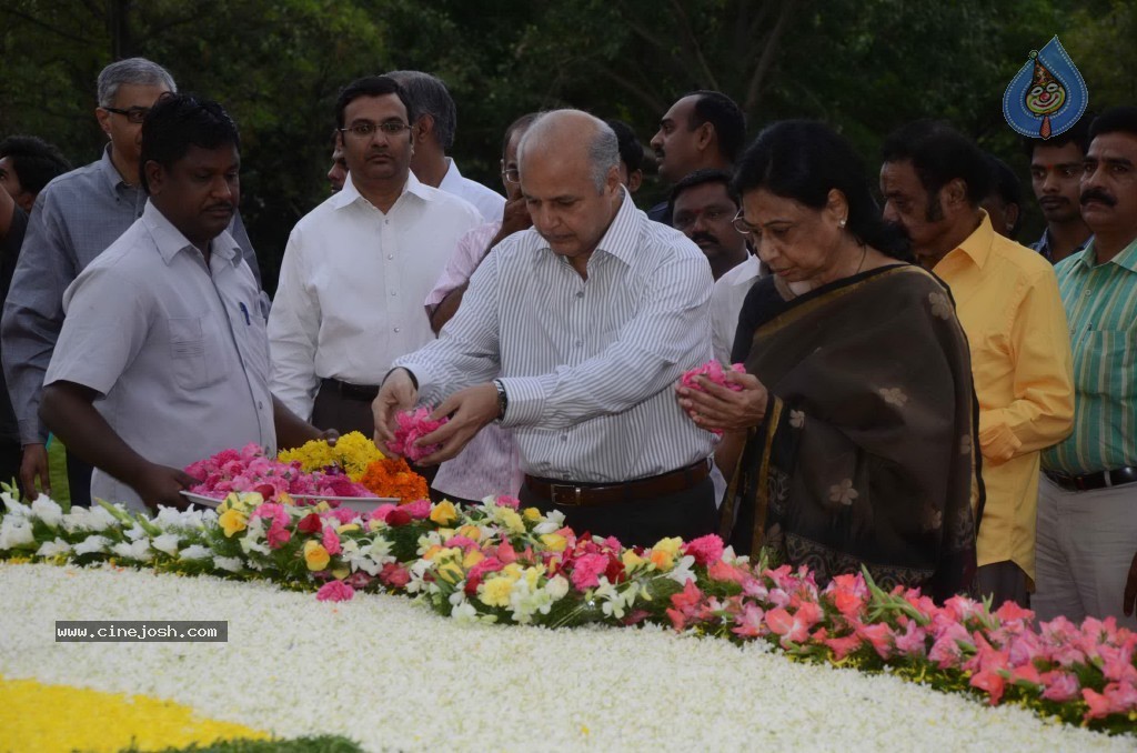 Nandamuri Family at NTR Ghat - 132 / 141 photos
