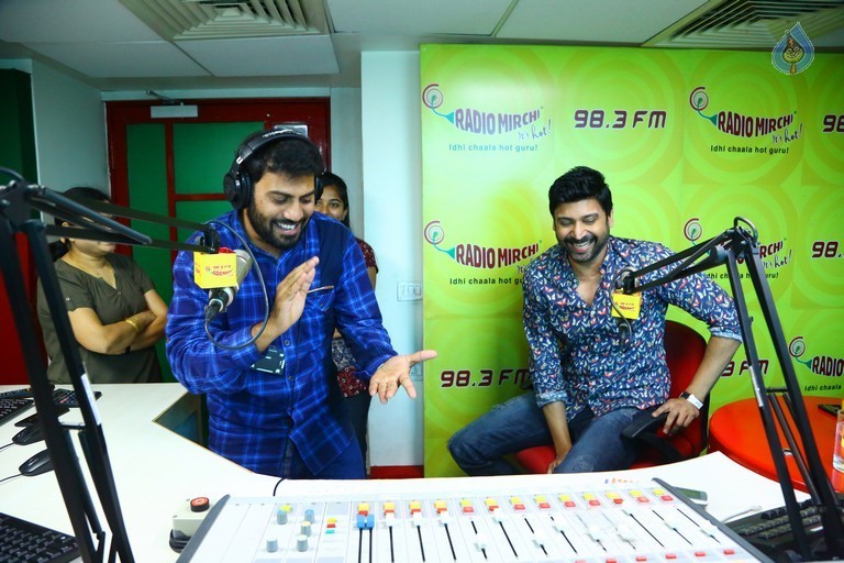 Naruda Donoruda Team at Radio Mirchi - 4 / 21 photos