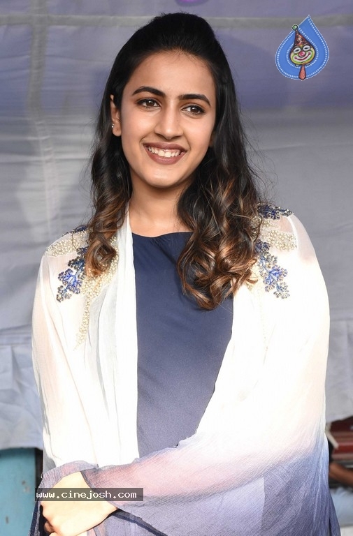 Niharika Konidela Launches 60th Store of CellBay - 7 / 28 photos