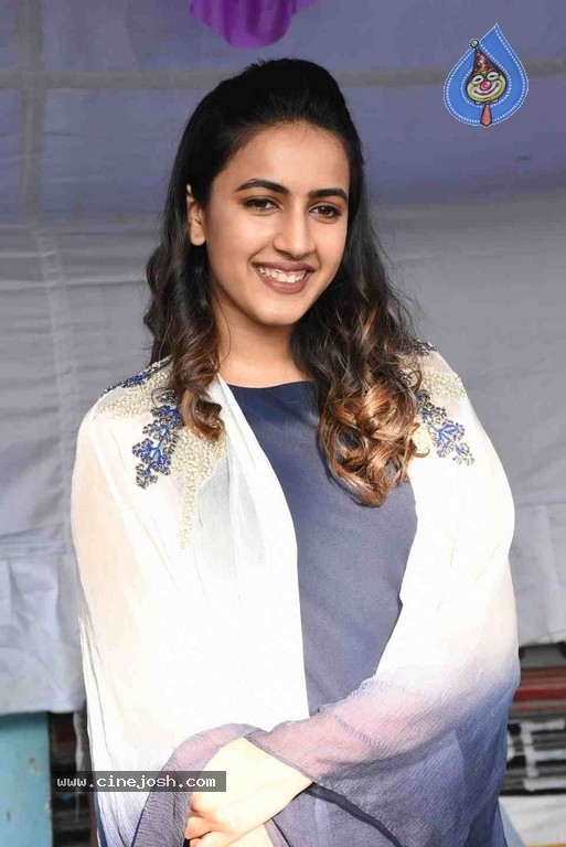 Niharika Konidela Launches 60th Store of CellBay - 17 / 28 photos