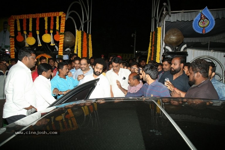 NTR and Kalyan Ram visit NTR Ghat on NTR Death Anniversary - 5 / 42 photos