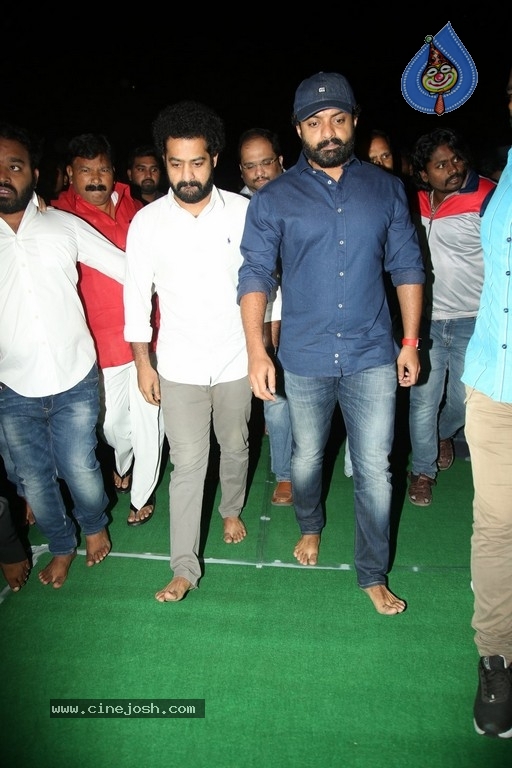 NTR and Kalyan Ram visit NTR Ghat on NTR Death Anniversary - 8 / 42 photos
