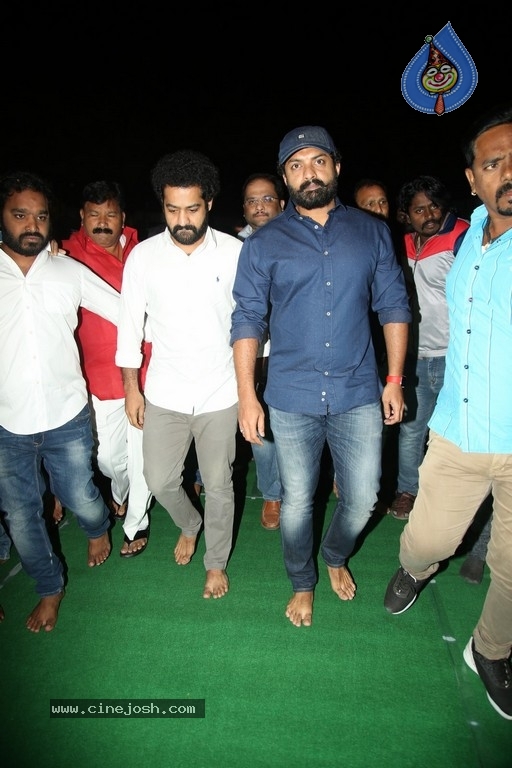 NTR and Kalyan Ram visit NTR Ghat on NTR Death Anniversary - 21 / 42 photos