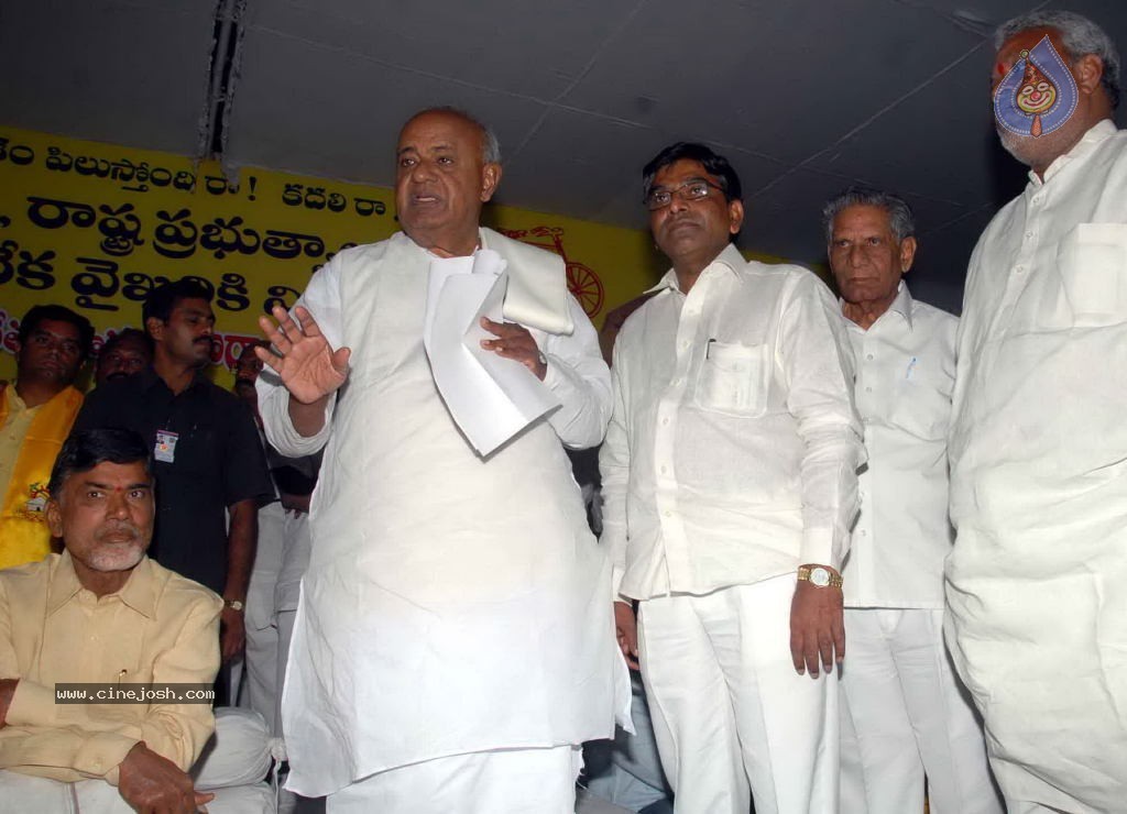 NTR and Political Leaders at Chandrababu Indefinite Fast - 10 / 74 photos