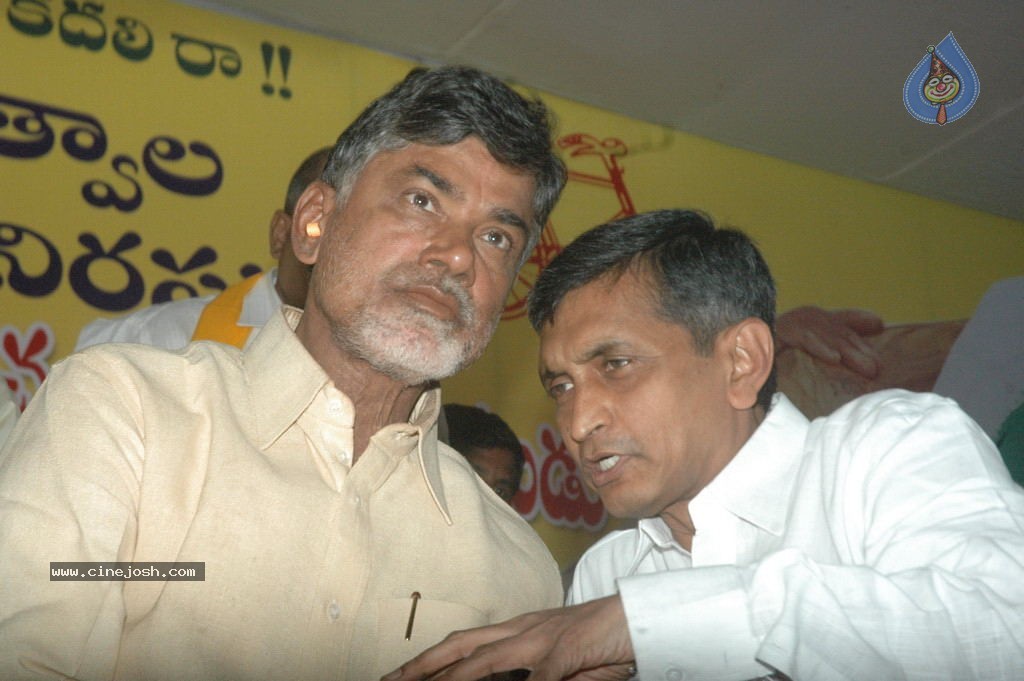 NTR and Political Leaders at Chandrababu Indefinite Fast - 22 / 74 photos
