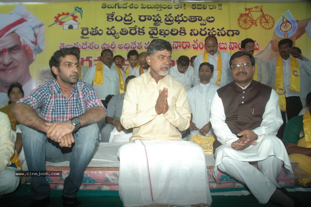 NTR and Political Leaders at Chandrababu Indefinite Fast - 30 / 74 photos