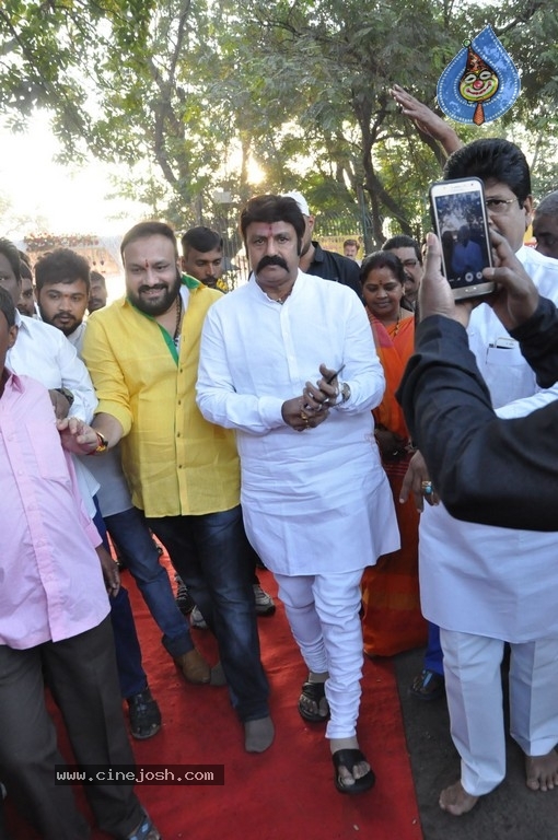 NTR Family Members at NTR Ghat - 25 / 84 photos