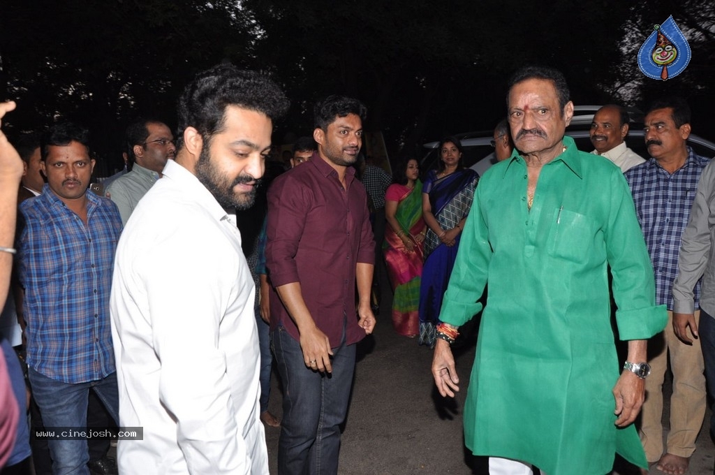 NTR Family Members at NTR Ghat - 32 / 84 photos