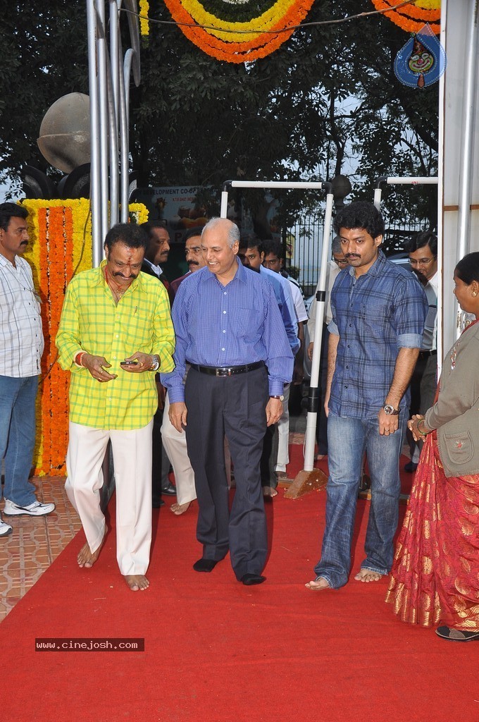 NTR Family Members at NTR Ghat - 18 / 238 photos
