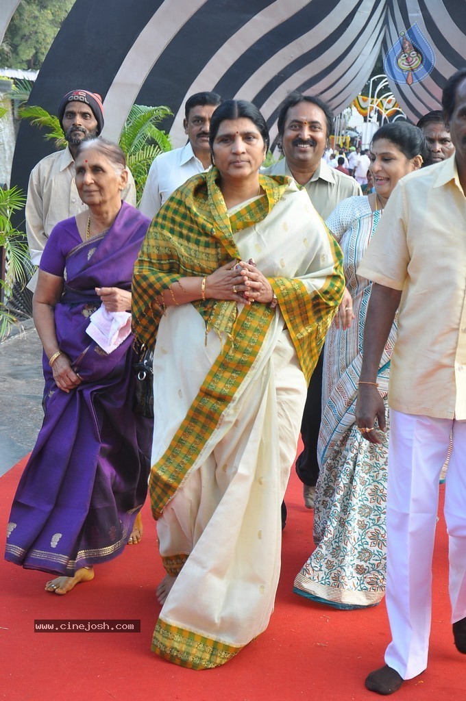 NTR Family Members at NTR Ghat - 45 / 238 photos