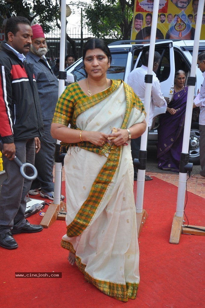 NTR Family Members at NTR Ghat - 183 / 238 photos