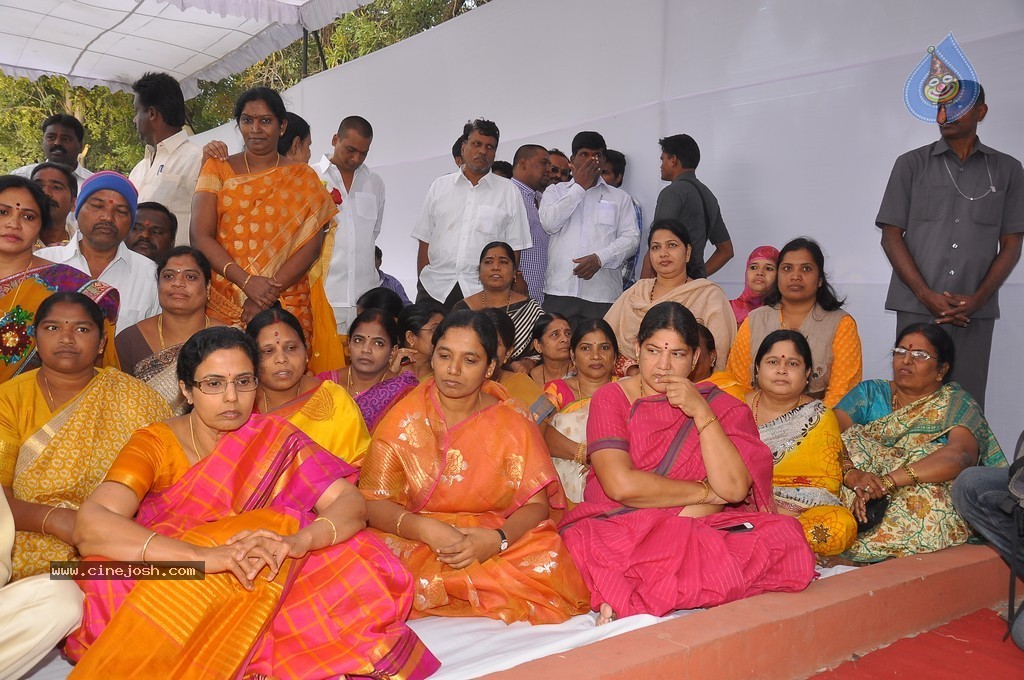 NTR Family Members at NTR Ghat - 217 / 238 photos