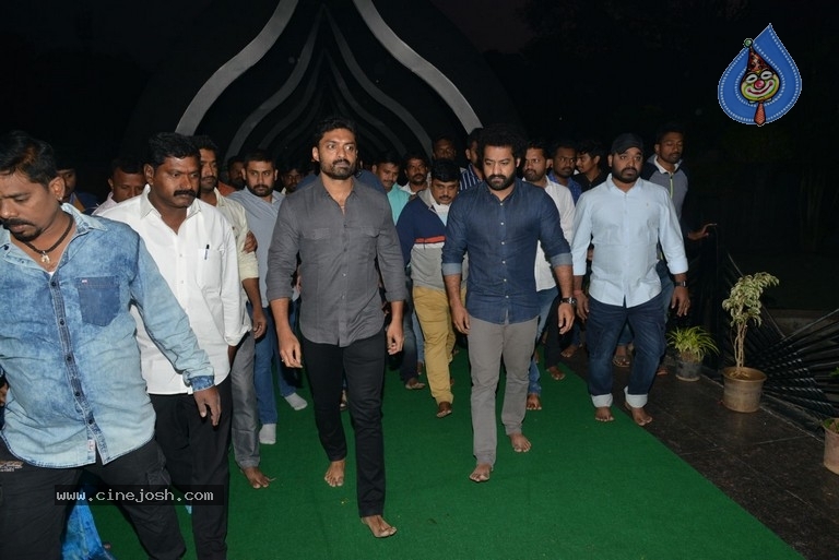 NTR Family Members at NTR Ghat - 21 / 39 photos