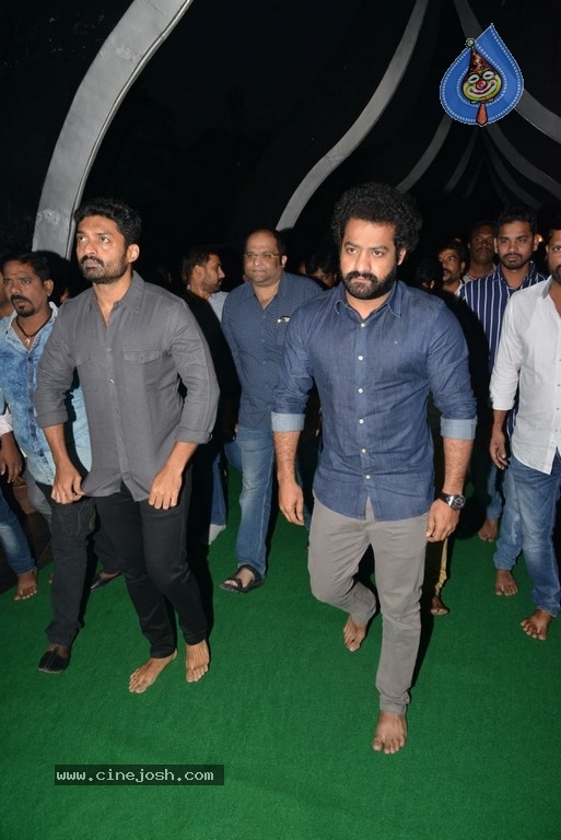 NTR Family Members at NTR Ghat - 22 / 39 photos