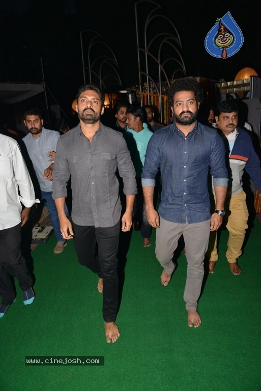 NTR Family Members at NTR Ghat - 30 / 39 photos