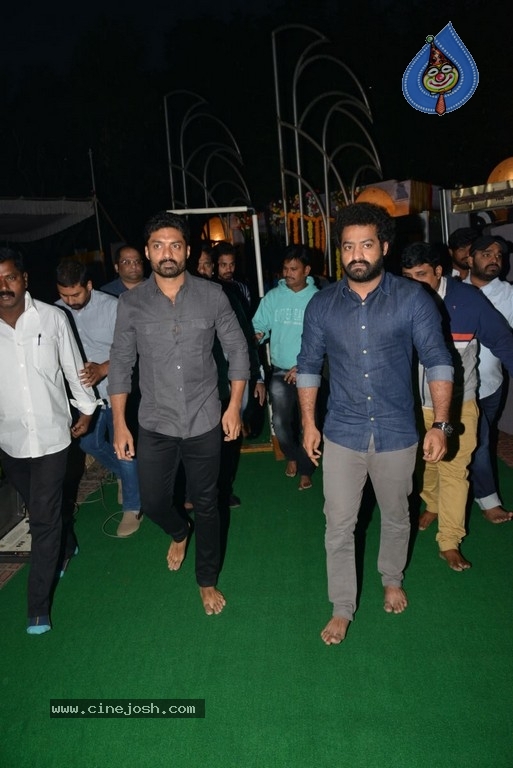 NTR Family Members at NTR Ghat - 36 / 39 photos