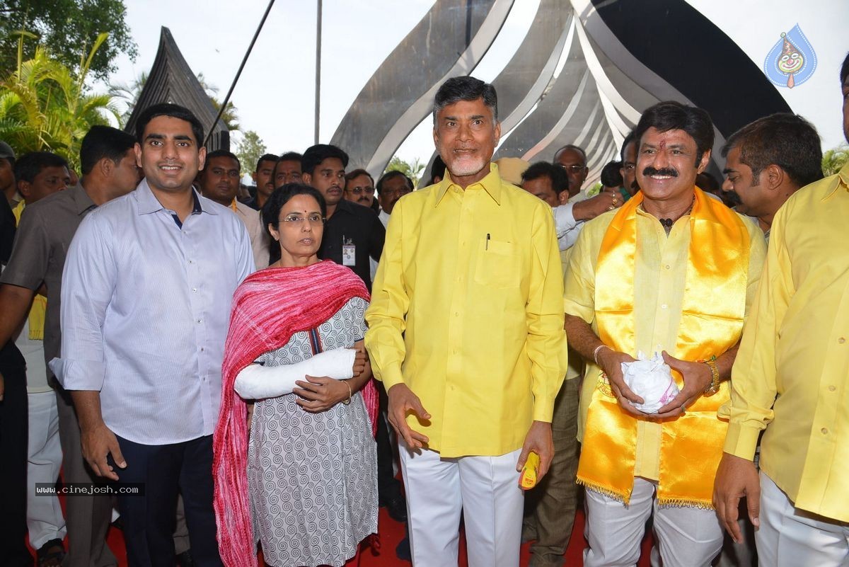NTR Family Members at NTR Ghat - 29 / 151 photos