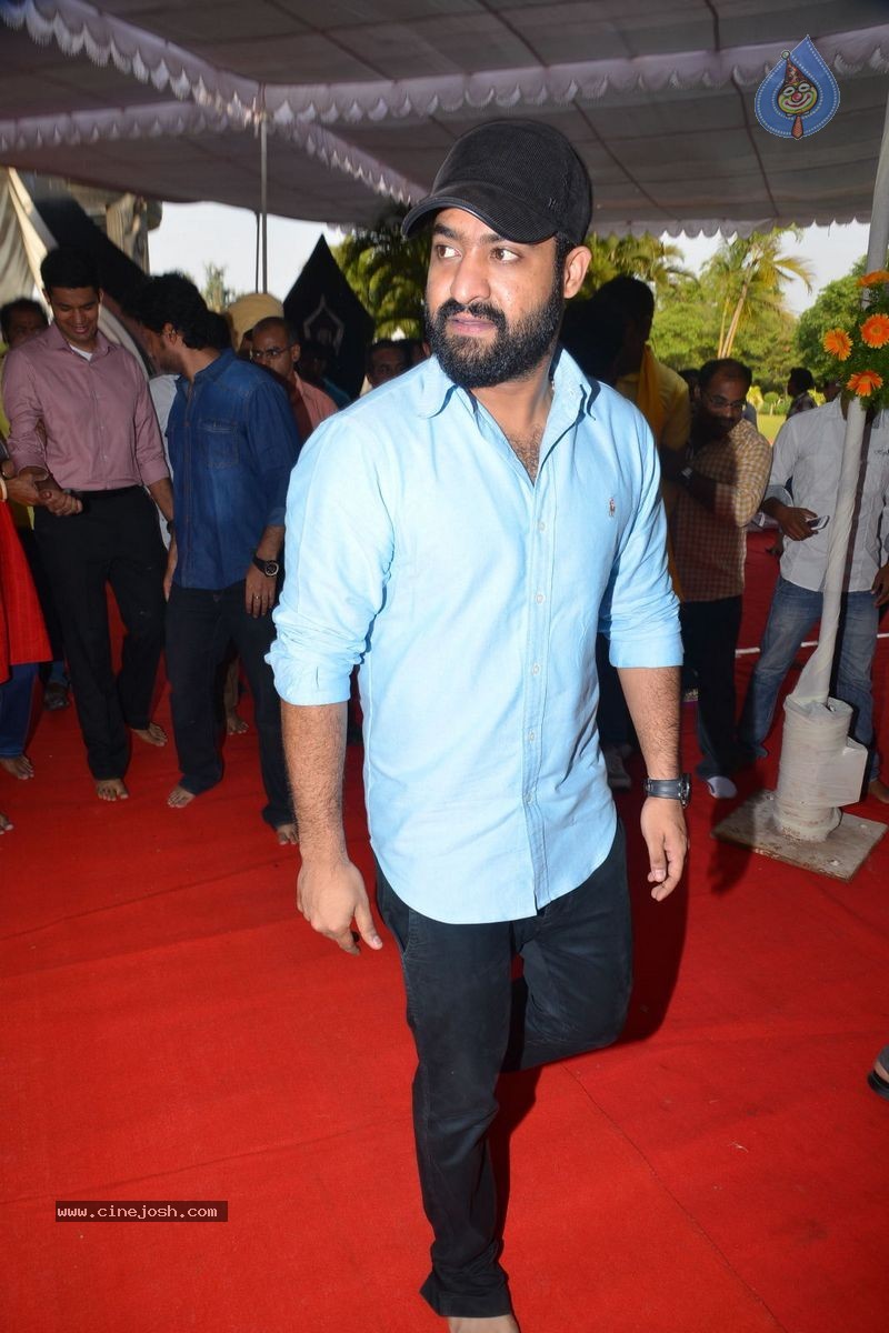 NTR Family Members at NTR Ghat - 40 / 151 photos