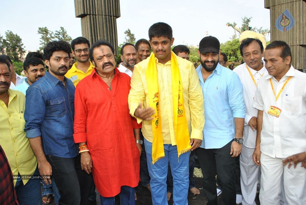 NTR Family Members at NTR Ghat - 60 / 151 photos