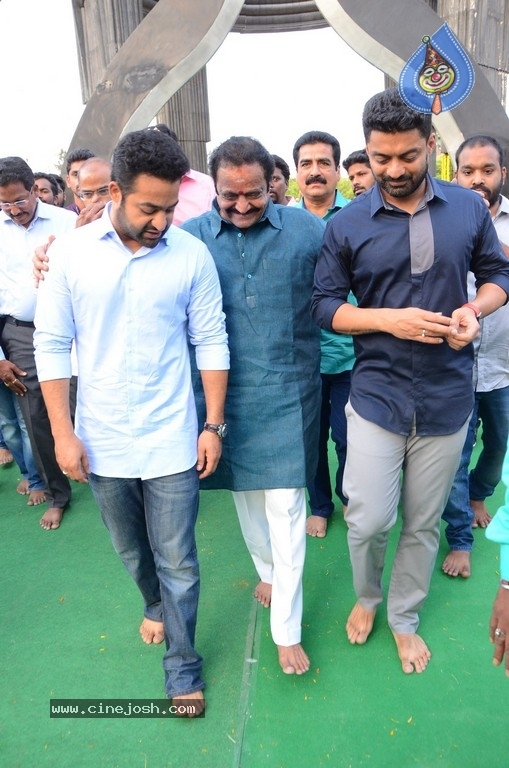NTR Family Members Pay Tribute at NTR Ghat - 42 / 100 photos