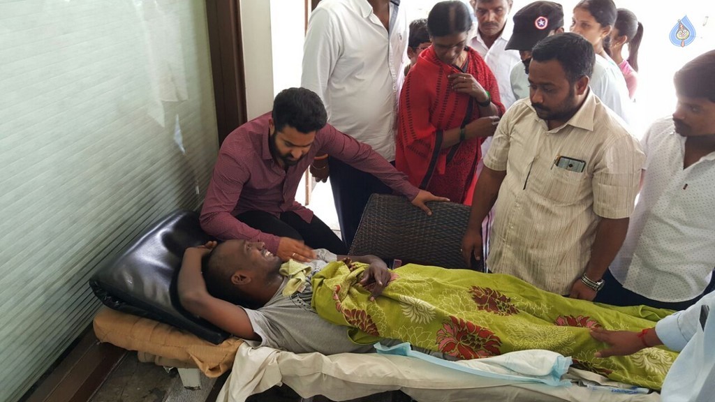 NTR with Cancer Patient Nagarjuna - 3 / 8 photos