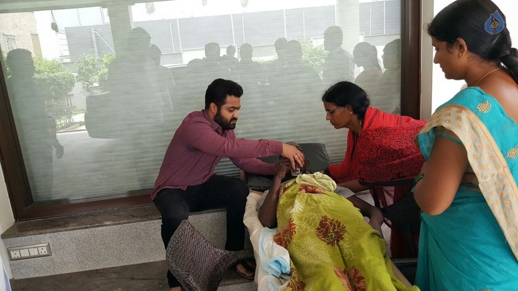NTR with Cancer Patient Nagarjuna - 6 / 8 photos
