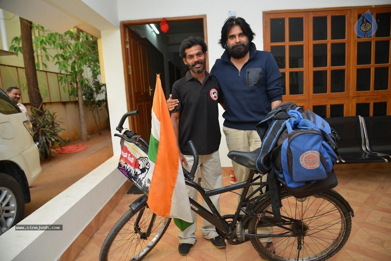 Pawan Fan Ravi Meets Pawan Kalyan - 3 / 7 photos