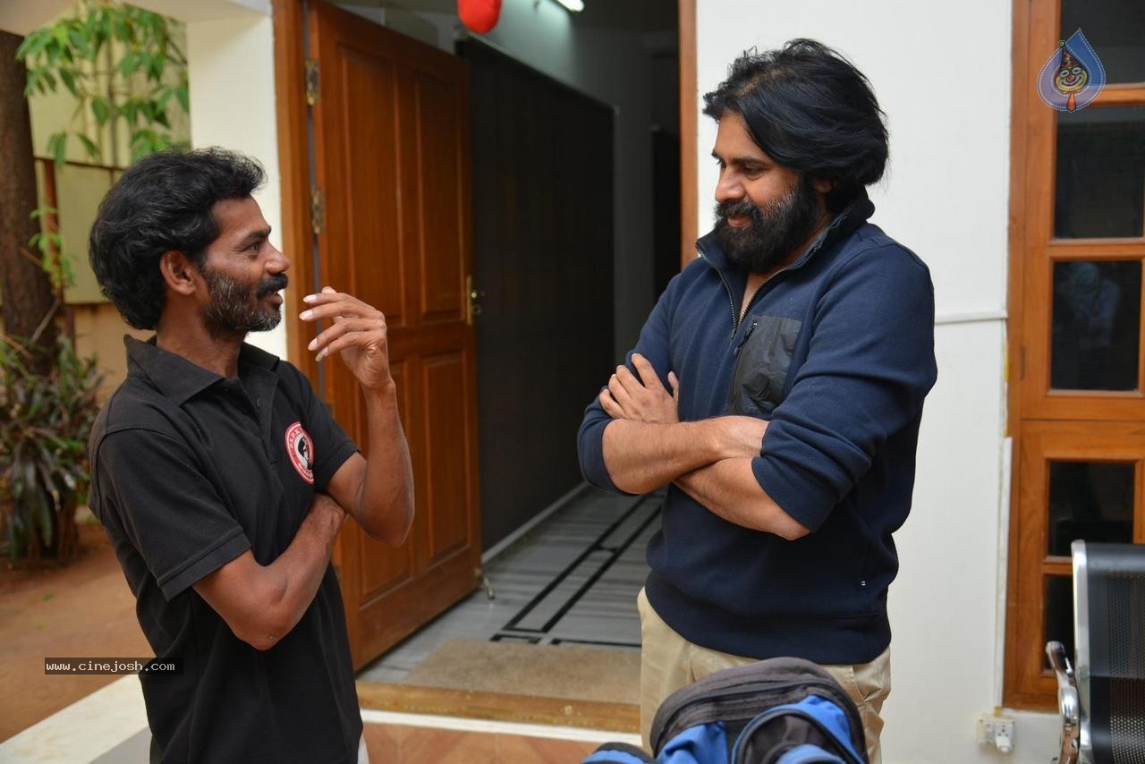 Pawan Fan Ravi Meets Pawan Kalyan - 5 / 7 photos